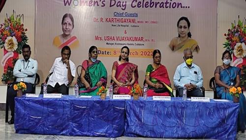 Chief guest Dr.R.Karthigayani & Mrs.Usha Vijayakumar on the dias