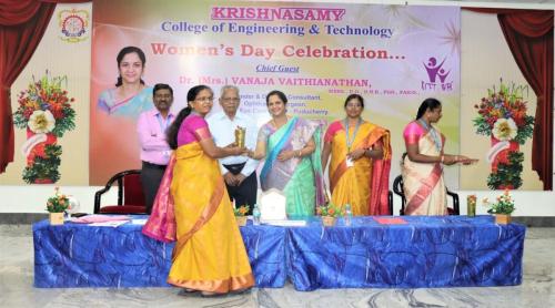 Prize Distributed by our Chief Guest Dr. Vanaja Vaithianathan